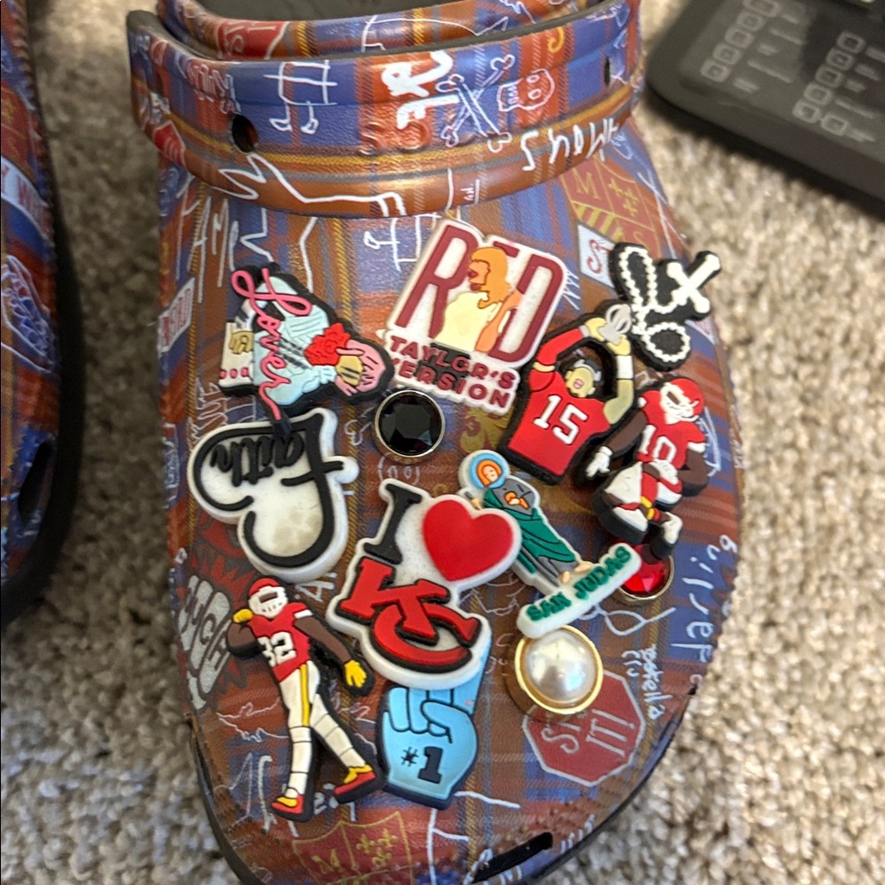 Multicolor Graphic Crocs - Picture 3 of 4